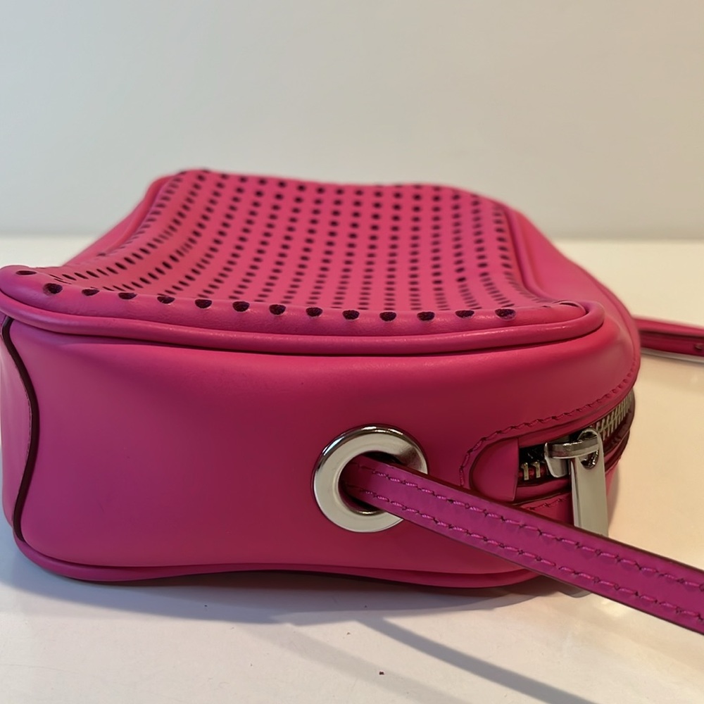 Marc by Marc Jacobs - women’s Sally Perf leather Crossbody bag in Fuchsia - Picture 5 of 12